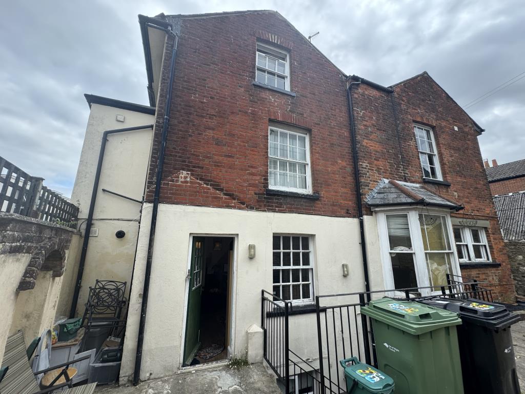 Lot: 6 - TOWN CENTRE MAISONETTE WITH GARDEN FOR INVESTMENT OR OCCUPATION - Entrance and rear elevation